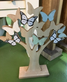 Drevený strom s motýľmi