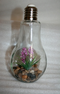 Dekorácia s umelým kvetom a LED svetlom